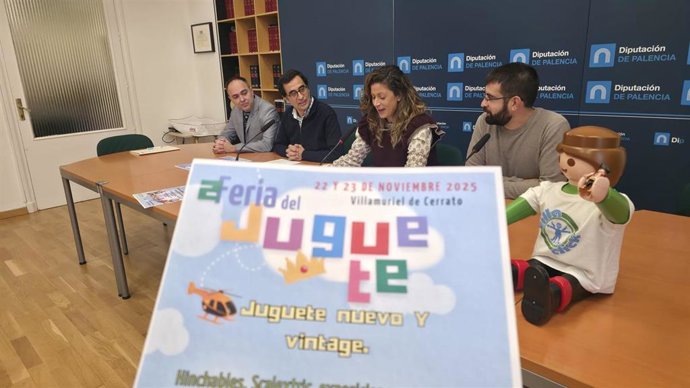 Un total de 14 expositores de toda España participa en la II Feria del Juguete de Villamuriel (Palencia) .