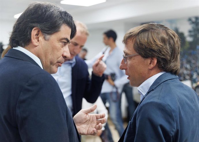 Archivo - El concejal-presidente de Hortaleza, David Pérez, y el alcalde de Madrid, José Luis Martínez-Almeida