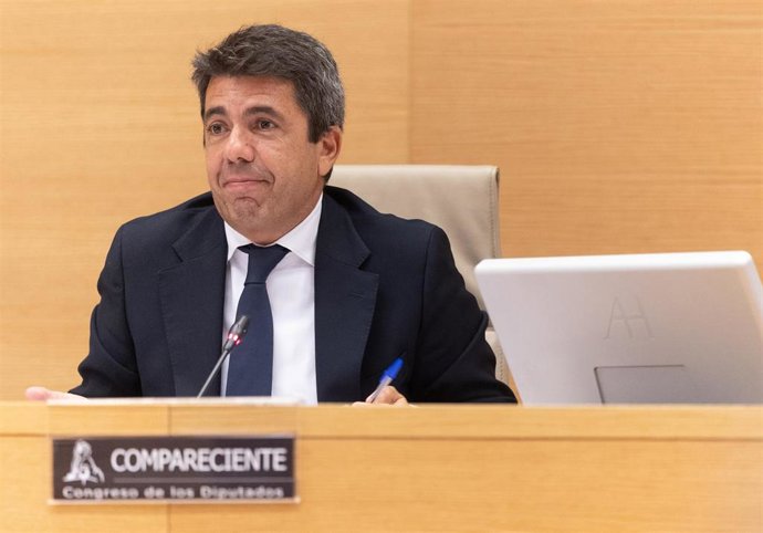 El presidente de la Generalitat valenciana en funciones, Carlos Mazón, comparece ante la comisión de la dana, en el Congreso de los Diputados, a 17 de noviembre de 2025, en Madrid (España). 