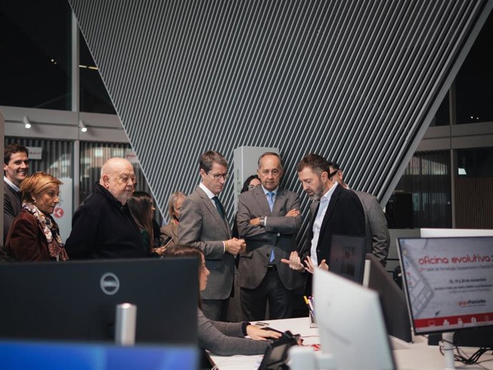 El presidente del Gobierno riojano, Gonzalo Capellán, en su visita a la Oficina Evolutiva