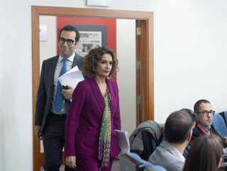 La vicepresidenta primera y ministra de Hacienda, María Jessu Montero, y el ministro de Economía, Comercio y Empresa, Carlos Cuerpo a su llegada a la rueda de prensa tras la reunión del Consejo de Ministros, en el Palacio de La Moncloa, a 18 de noviembre
