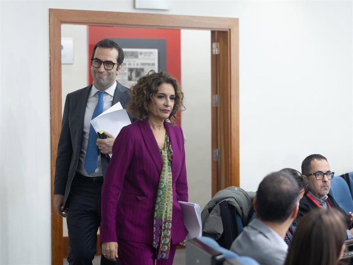 La vicepresidenta primera y ministra de Hacienda, María Jessu Montero, y el ministro de Economía, Comercio y Empresa, Carlos Cuerpo a su llegada a la rueda de prensa tras la reunión del Consejo de Ministros, en el Palacio de La Moncloa, a 18 de noviembre