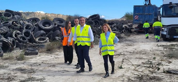 El consejero de Medio Ambiente, Universidades, Investigación y Mar Menor, Juan María Vázquez, junto a la alcaldesa de Campos del Río, María José Pérez, y el director general de Medio Ambiente, Juan Antonio Mata