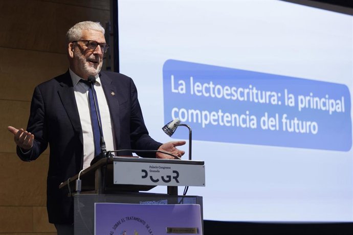 Archivo - El pedagogo y maestro Gregorio Luri interviene en un acto, a 27 de septiembre de 2023, en Granada