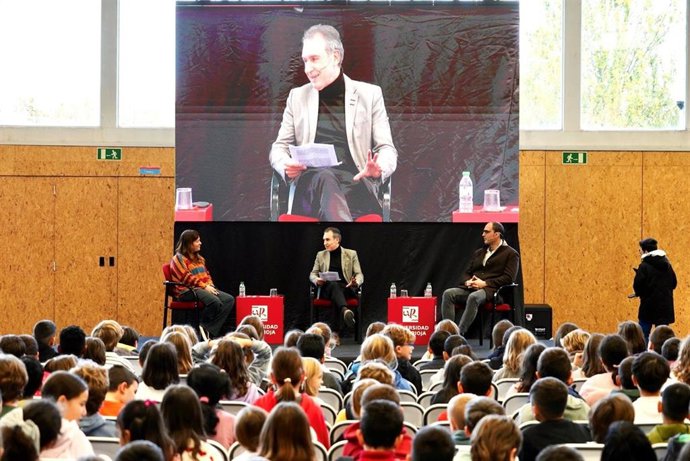 Ana Punset e Isaac Palmiola ofrecen el Encuentro 'Mis libros favoritos' en el Polideportivo Universitario