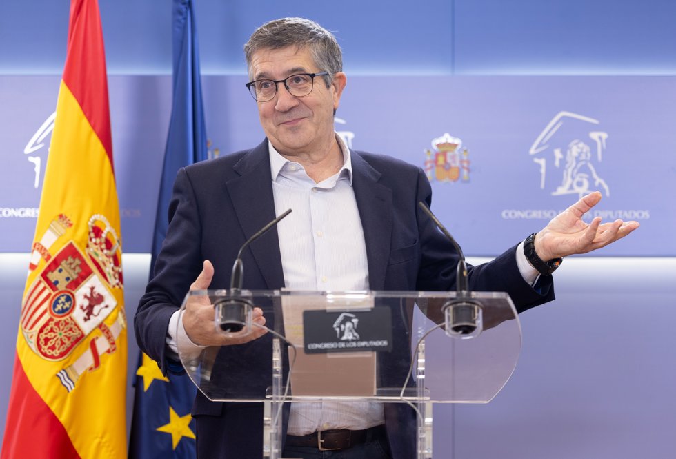 El portavoz del PSOE en el Congreso, Patxi López, durante una rueda de prensa en el Congreso de los Diputados, a 11 de noviembre de 2025, en Madrid (España).