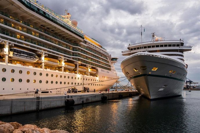 Cruceros en el muelle de Balears del Port de Tarragona.