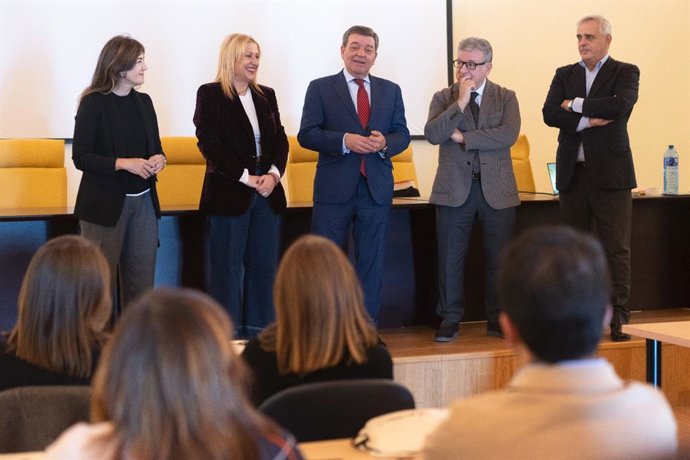 En el centro, González Gago en el 'Epsacio Valdeavellano' de Soria en una de las formaciones para empleados públicos .