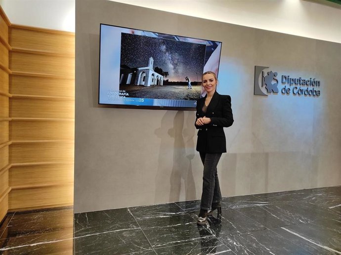 La delegada de Turismo, Narci Ruiz, junto a una de las imágenes ganadoras.