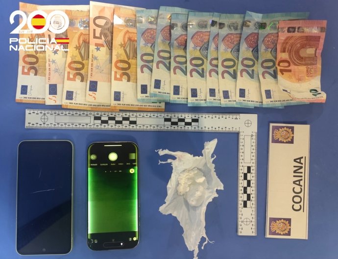 Cocaína, dinero y objetos incautados al detenido en Burgos.