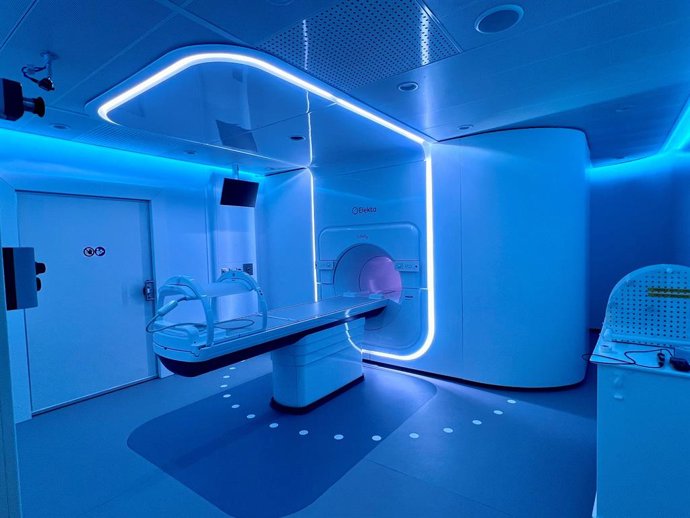 Acelerador linear para radioterapia guiada por imagem de ressonância magnética.