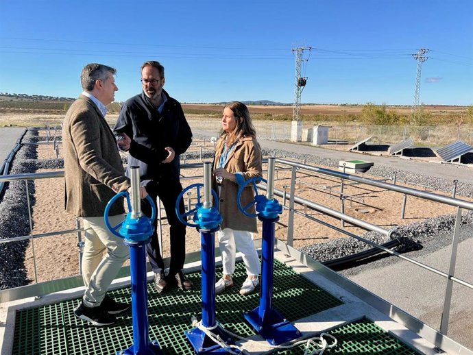 (Desde Izda.) Francrisco Acosta, Adolfo Molina Y Montserrat Paz Jurado, Durante La Visita A Las Obrars De La EDAR De La Granjuela.