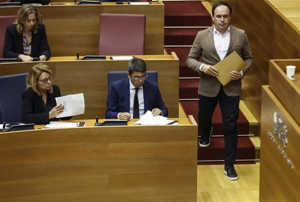 Archivo - (I-D) La vicepresidenta y consellera de Servicios Sociales, Igualdad y Vivienda, Susana Camarero, el presidente de la Generalitat, Carlos Mazón, y el portavoz del PP en Les Corts, Juanfran Pérez Llorca