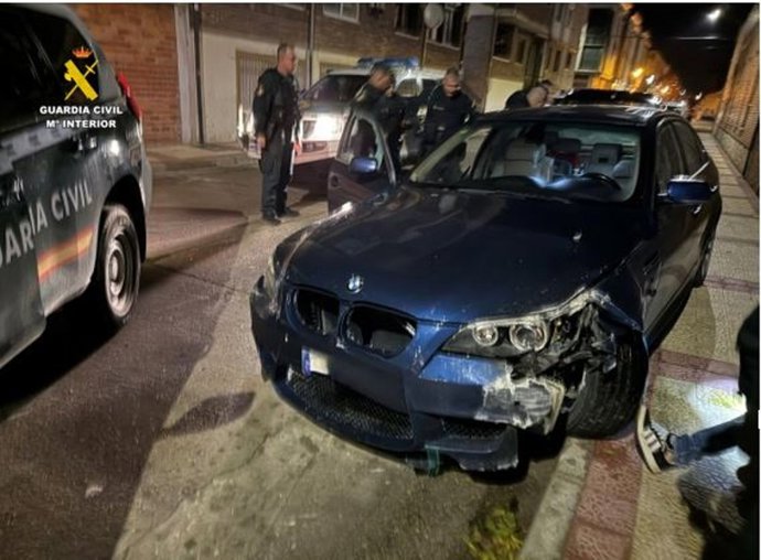Dos peligrosos fugitivos detenidos en Íscar (Valladolid), uno de ellos en posesión de un machete de asalto.