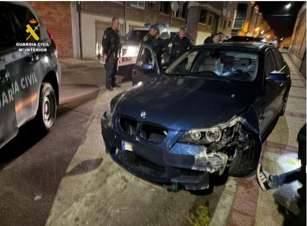 Dos peligrosos fugitivos detenidos en Íscar (Valladolid), uno de ellos en posesión de un machete de asalto.