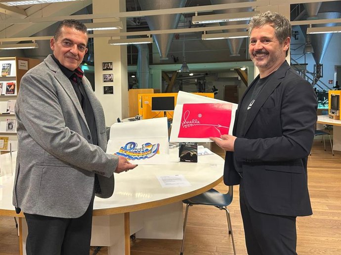 El hermano de Muelle, Fernando Argüello (i) y el consejero de Cultura, Mariano de Paco (d), posan con las dos obras de Muelle adquiridas por la Comunidad de Madrid, en el Archivo Regional, a 18 de noviembre de 2025, en Madrid.