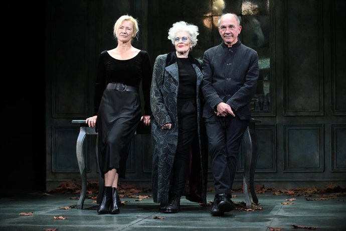 Archivo - Ana Duato, Magüi Mira y Darío Grandinetti posan durante el pase gráfico de la obra de teatro 'La Música', a 25 de febrero de 2025, en Madrid (España).