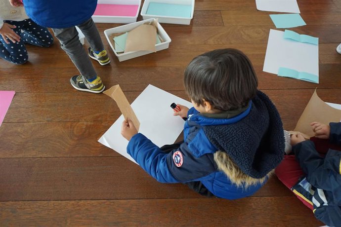 Archivo - Imagen de un niño dibujando.