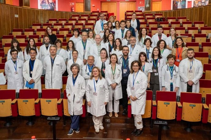 La jefa de servicio, Concepción Morales, en el centro, junto gran parte del equipo de Neumología del Virgen de las Nieves.