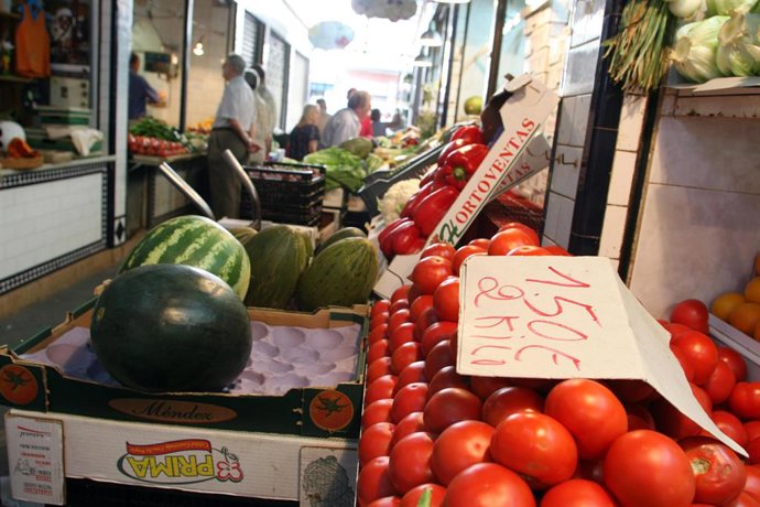 Archivo - Foto de un mercado de frutas y verduras en Andalucía