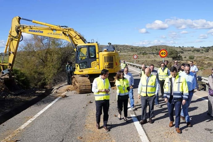 La consejera de Fomento, Articulación del Territorio y Vivienda, Rocío Díaz, ha visitado este martes la carretera que conecta las provincias de Sevilla y Huelva entre Nerva y El Castillo de las Guardas (A-476).