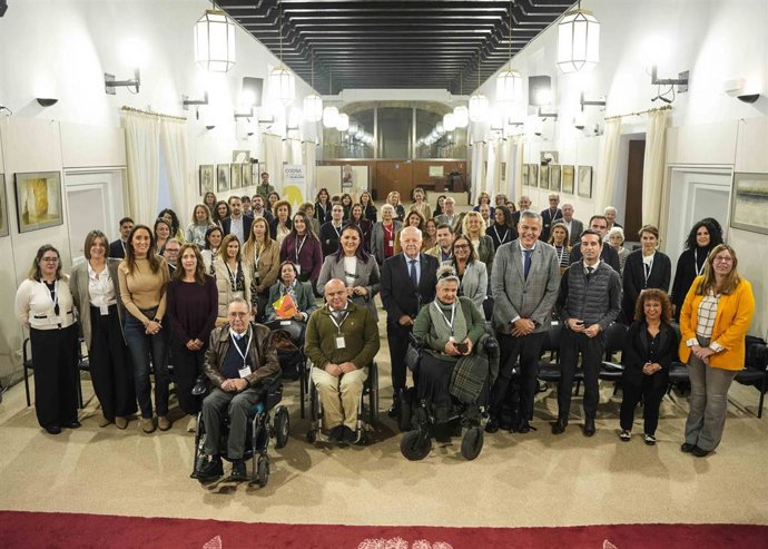 El presidente del Parlamento de Andalucía, Jesús Aguirre, en la presentación del estudio 'La asistencia personal en Andalucía como medida incluida en el Pacto de Estado contra la violencia de género'.