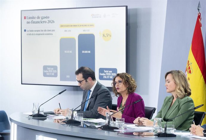 (I-D) El ministro de Economía, Comercio y Empresa, Carlos Cuerpo; la vicepresidenta primera y ministra de Hacienda, María Jesús Montero, y la ministra de Educación, Formación Profesional y Deportes Y portavoz del Gobierno, Pilar Alegría, durante una rueda