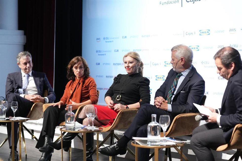 (I-D) El director general de Endesa en Andalucía, Extremadura, Ceuta y Melilla, Rafael Sánchez; la directora de IKEA Málaga, Ainhoa Echavarri; la consejera de Economía, Hacienda, Fondos Europeos y Diálogo Social y portavoz del Gobierno andaluz, Carolina