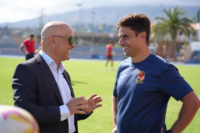 El director general de Ordenación, Formación y Promoción Turística del Gobierno de Canarias, Miguel Ángel Rodríguez, y el seleccionador nacional masculino de Rugby Seven, Paco Hernández.