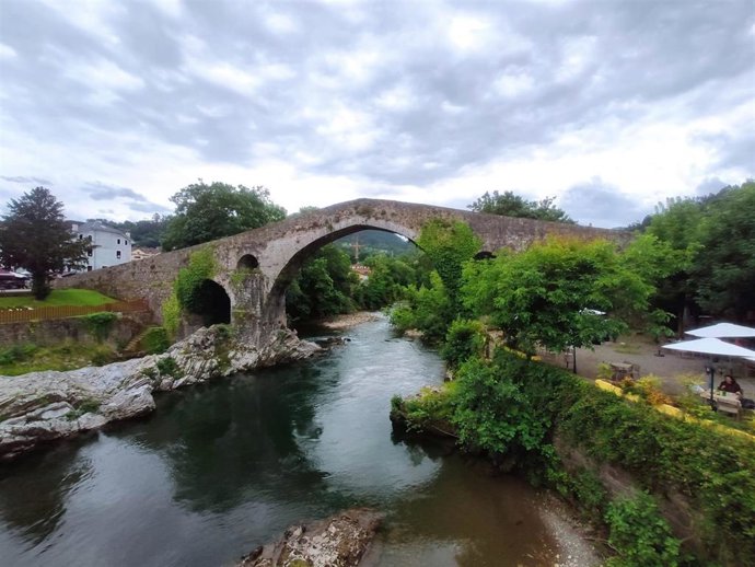 Archivo - Río Sella a su paso por Cangas de Onís, vista del Puente Romano.