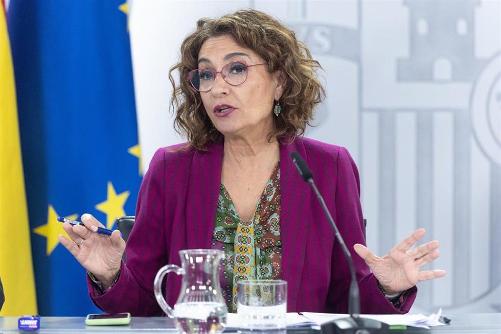 La vicepresidenta primera y ministra de Hacienda, María Jesús Montero, durante una rueda de prensa tras la reunión del Consejo de Ministros, en el Palacio de La Moncloa, a 18 de noviembre de 2025, en Madrid (España). El Gobierno ha revisado hoy al alza