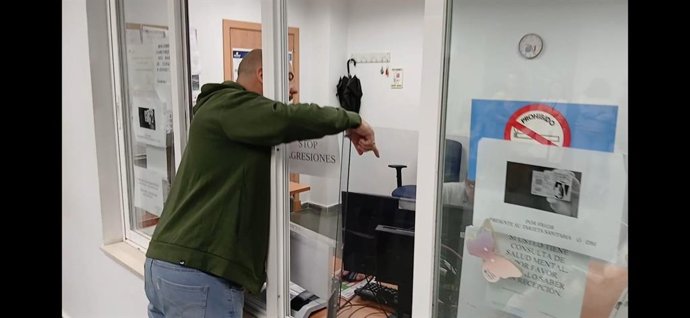 Simulacro frente agresiones a sanitarios en el Centro Periférico de Especialidades (CPE) de La Longuera, en Chiclana, en la provincia de Cádiz,