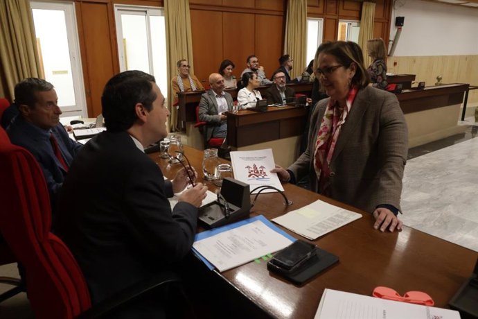 La delegada de Hacienda del Ayuntamiento de Córdoba, Blanca Torrent, presenta los presupuestos municipales de 2026 al alcalde, José María Bellido, en el Pleno con la bancada de la oposición al fondo.