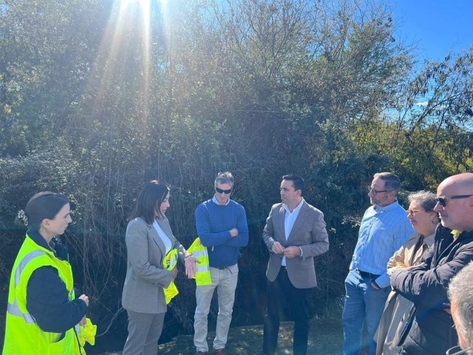 La diputada provincial de Cohesión Territorial, Teresa Jiménez Rodríguez, ha visitado este martes una de las zona afectadas, desde El Castillo de las Guardas a La Puebla de los Infantes, por la borrasca Claudia.