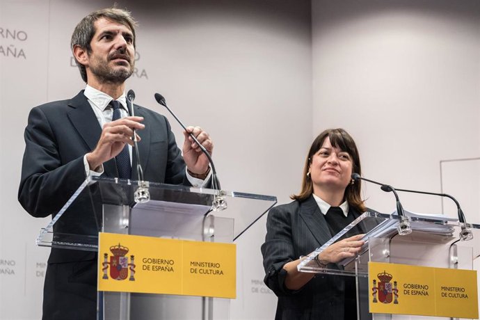 El ministro de Cultura, Ernest Urtasun, junto a la directora general del Libro y el Fomento de la Lectura, María José Gálvez, anuncian el fallo del Premio de Literatura en Lengua Castellana 'Miguel de Cervantes' 2025, en el Ministerio de Cultura, a 3 de n