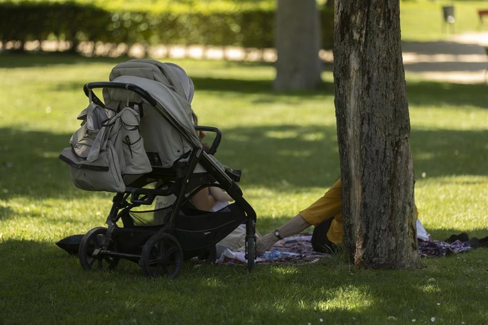 Archivo - Una familia en el parque de El Retiro, a 4 de julio de 2023, en Madrid (España). 