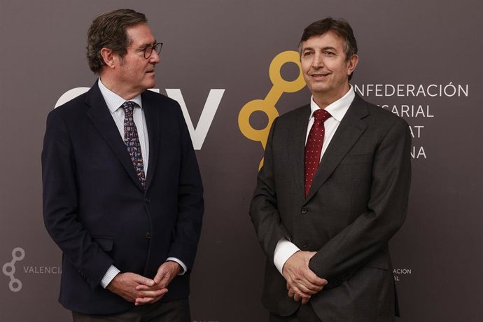 El presidente de CEOE, Antonio Garamendi (i), junto al presidente de la Confederación Empresarial de la Comunidad Valenciana (CEV), Vicente Lafuente (d)