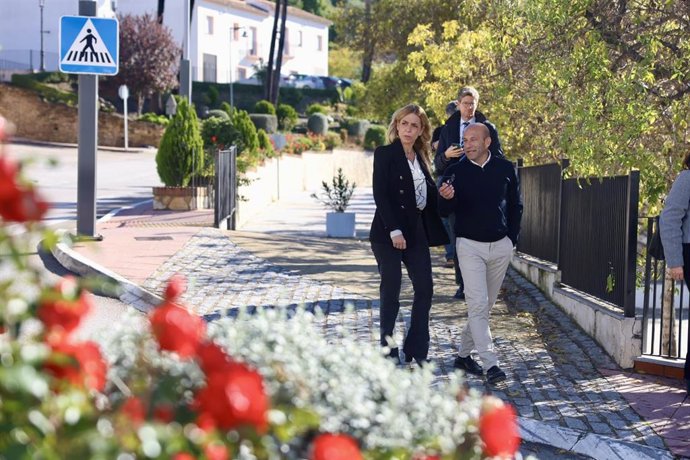 La presidenta de Diputación, Almudena Martínez, con el alcalde de Alcalá del Valle.