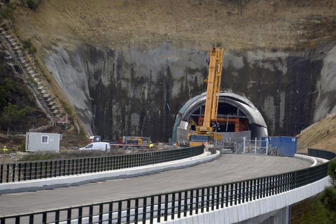 Maquinaria de obra en el lugar del accidente, a 18 de noviembre de 2025, en San Cibrao das Viñas, Orense, Galicia (España).