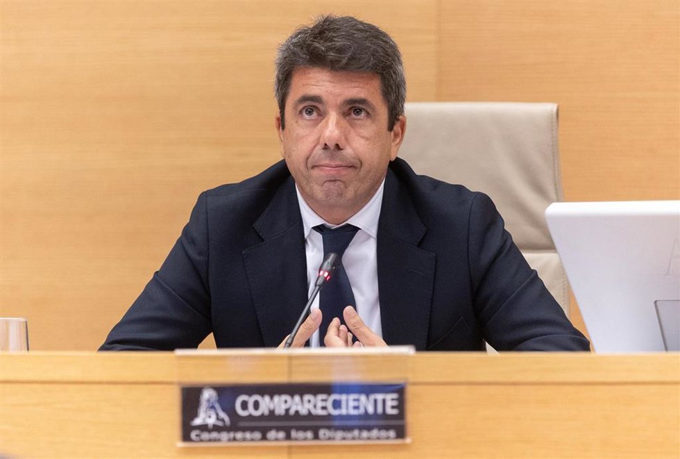 El presidente de la Generalitat valenciana en funciones, Carlos Mazón, comparece ante la comisión de la dana, en el Congreso de los Diputados, a 17 de noviembre de 2025, en Madrid (España).