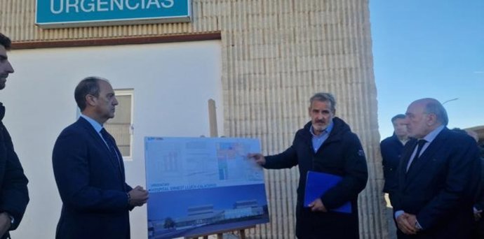 El consejero de Sanidad del Gobierno de Aragón, José Luis Bancalero, visita las Urgencias del Hospital Ernest Lluch de Calatayud.
