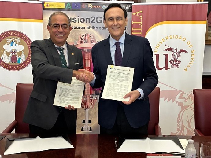 El consejero de Universidad, Investigación e Innovación de la Junta de Andalucía, José Carlos Gómez Villamandos y el rector de la US, Miguel Ángel Castro, en la firma del convenio para impulsar la segunda fase del Tokamak Smart.
