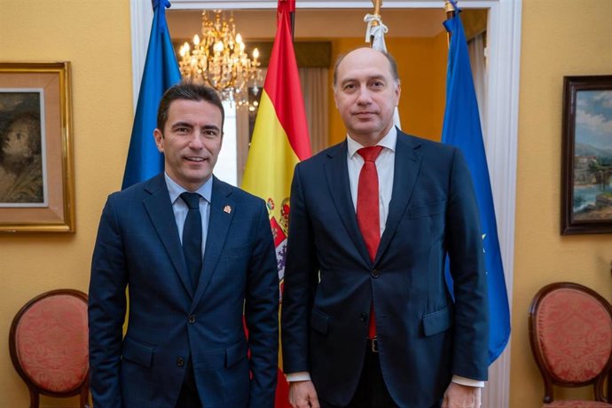 El delegado del Gobierno en Cantabria, Pedro Casares, y el embajador de Moldavia en España, Eugeniu Revenco