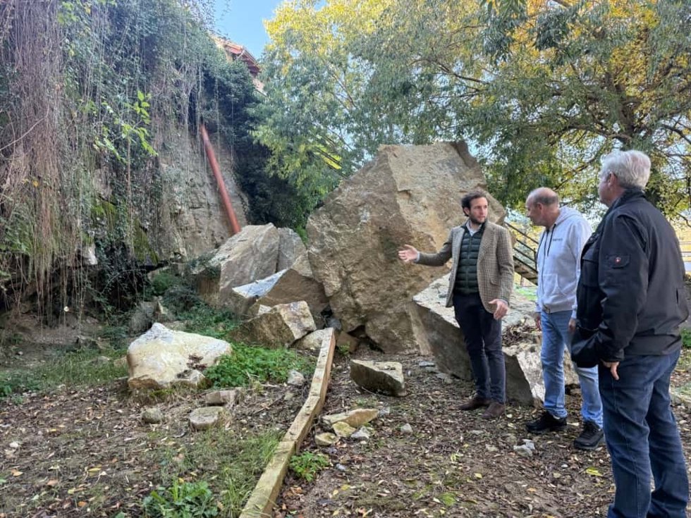 El presidente de la DPH, Isaac Claver, visita el parque fluvial de Puente de Montaña para conocer los daños causados por un desprendimiento.