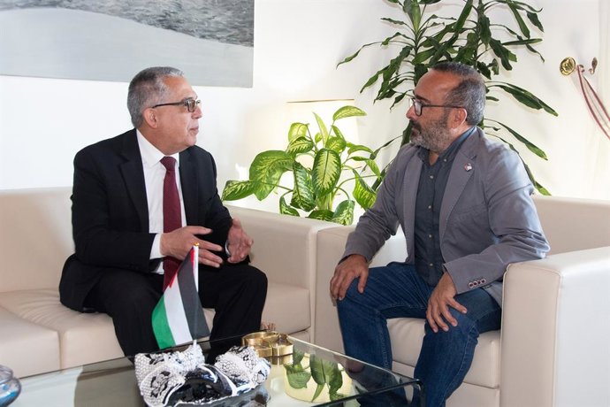 El embajador de Cuba en España, Marcelino Medina González, y el presidente de la Diputación de Cáceres, Miguel Ángel Morales, en una reunión de trabajo