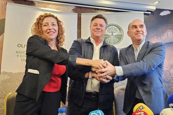 Nuria Yáñez, José Gilabert y Rafael Almirón en la constitución oficial de la Asociación del Olivar Tradicional