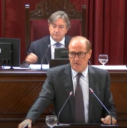 Archivo - El conseller del Mar y el Ciclo del Agua, Juan Manuel Lafuente, interviene en la interpelación.