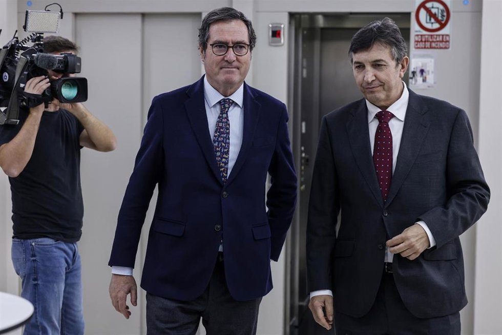El presidente de CEOE, Antonio Garamendi (i), junto al presidente de la Confederación Empresarial de la Comunidad Valenciana (CEV), Vicente Lafuente (d), participan en la reunión de la Junta Directiva de la CEV, a 18 de noviembre de 2025, en Valncia 