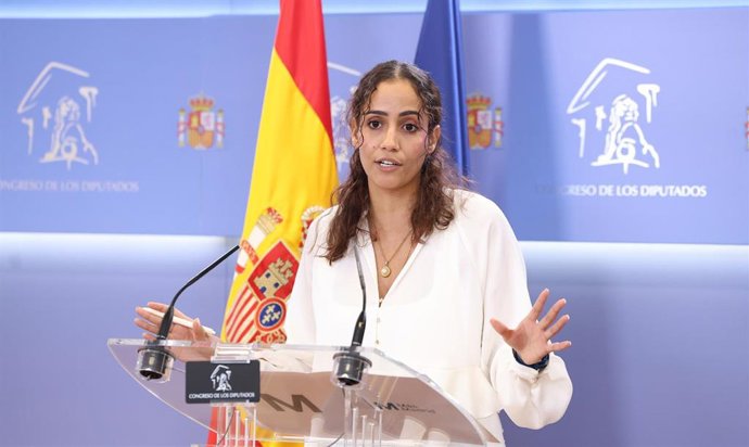 La diputada de Sumar Tesh Sidi durante una rueda de prensa, en el Congreso de los Diputados, a 28 de octubre de 2025, en Madrid (España).