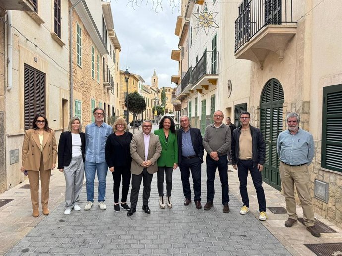 La portavoz del Grupo Socialista en el Consell, Catalina Cladera, y los alcaldes socialistas de Mallorca